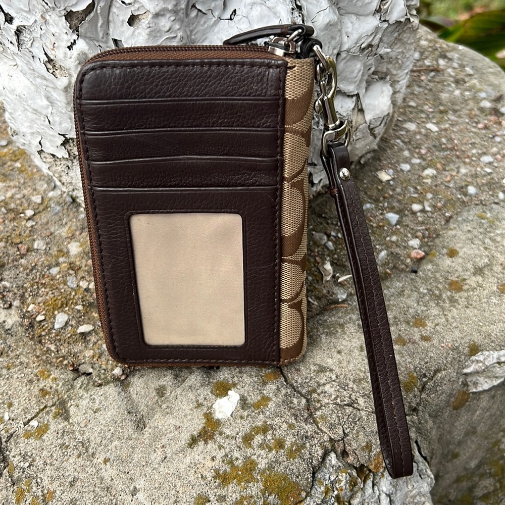 Coach Turn-lock Signature Canvas Wristlet/Phone Wallet EUC - Picture 2 of 14